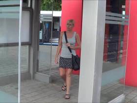 Am Bahnhof ins Maul gepisst