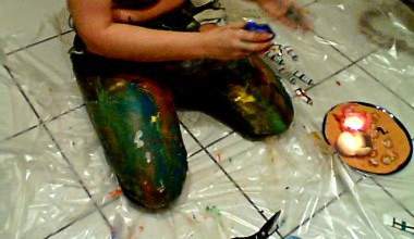 Jeans töten,anmalen, anzünden, Ketchup, Schere, Wachs