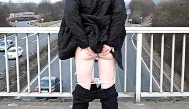 Auf der Autobahnbrücke