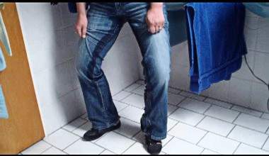 Jeanspiss einfach auf den fussboden