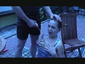 Vorschaubild vom Privatporno mit dem Titel "Überrascht mit Pisse auf der Kaffeterasse Publik" von extremgirl