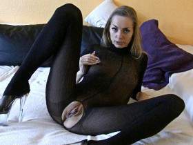 Vorschaubild vom Privatporno mit dem Titel "Fickgeil im NylonCatsuit" von FeuchteSchnecke