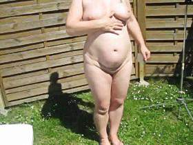 Vorschaubild vom Privatporno mit dem Titel "Pissen im Garten !!!!" von elbluder