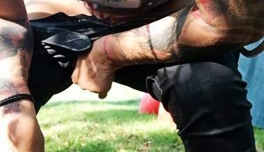 Ich habe es schon wieder getan, Outdoor Puplik pissen