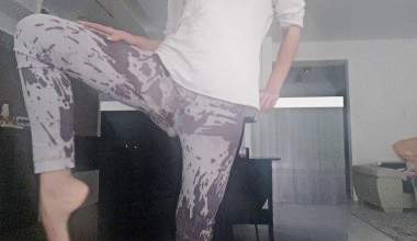 Poop in grauen Strumpfhosen