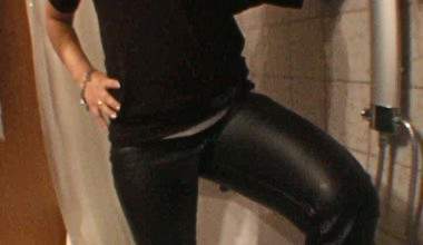 in die lederhose gepisst
