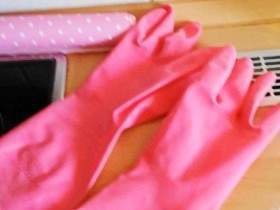 Preparations for the kinky LATEX GLOVES for L.