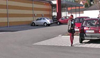 100% PUBLIC Doggy Fick mit Creampie!