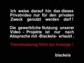 Blackela  vor dem Spiegel