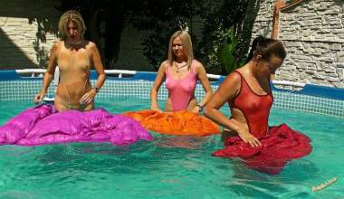 Mit Christina und Jackie in Daunenjacken und durchsichtigen Badeanzuegen im Pool