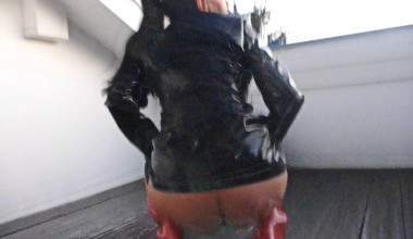 Auf den Schwanz pissen in geschenkten Artikeln