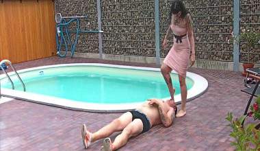 Erniedrigung am Pool