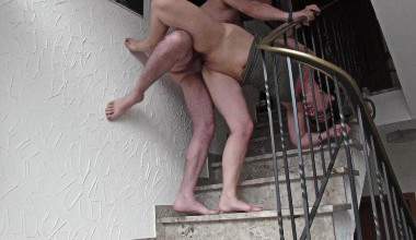 Creampie auf der Treppe