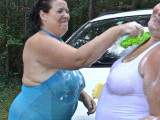 2 geile Lesben waschen Auto 1