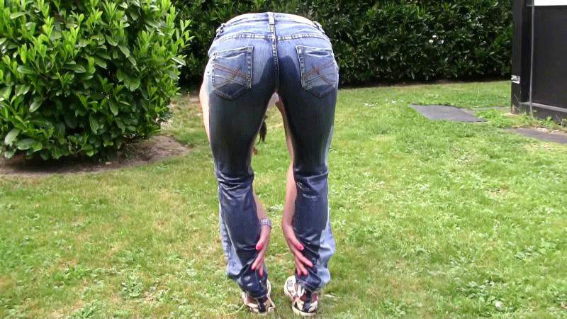 Frau pisst in jeans