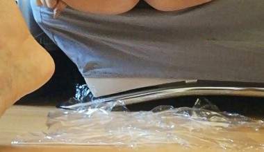 SCHEISSEN VON DER COUCH, wie ne KUH!!