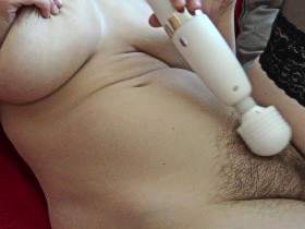 Vorschaubild vom Privatporno mit dem Titel "Muschi mit Vibrator verwöhnen" von SUPERPE