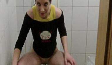 Moongirl mit kurzen Wirbelhaaren pisst