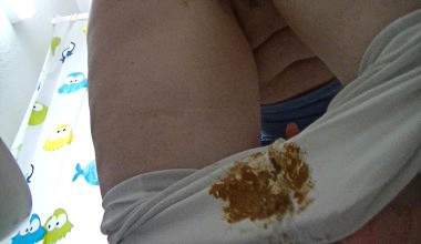 In weisse Jeans scheissen und verschmieren