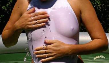 Weisser Badeanzug im Pool