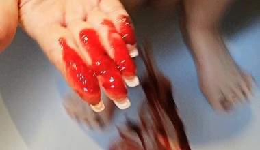 Periode, Menstruation in die Badewanne auskippen und schmieren!!