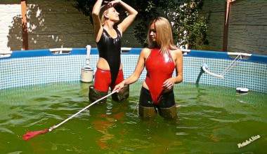 Mit Christina in Slinkystylez Gummi Outfit und Waders