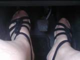 AUTO: Geliehene Sandalen einer Freundin