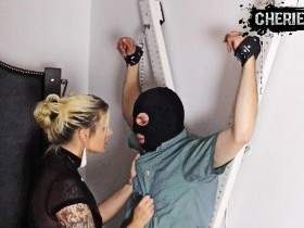 Vorschaubild vom Privatporno mit dem Titel "Totale Angst! Er pisst sogar in die Hose!" von CherieNoir