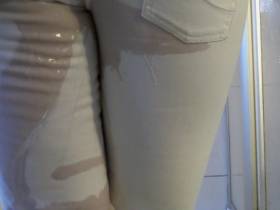 Vorschaubild vom Privatporno mit dem Titel "Weiße Jeans wird auch mal nass" von EvilBitch