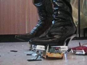 Vorschaubild vom Privatporno mit dem Titel "Autos gecrushed" von FeuchteSchnecke