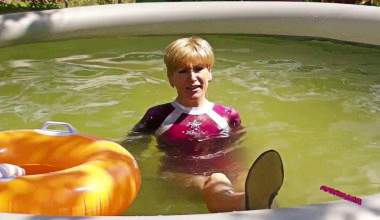 Mit Gymnastikanzug und Gymnastikschuhen im Pool