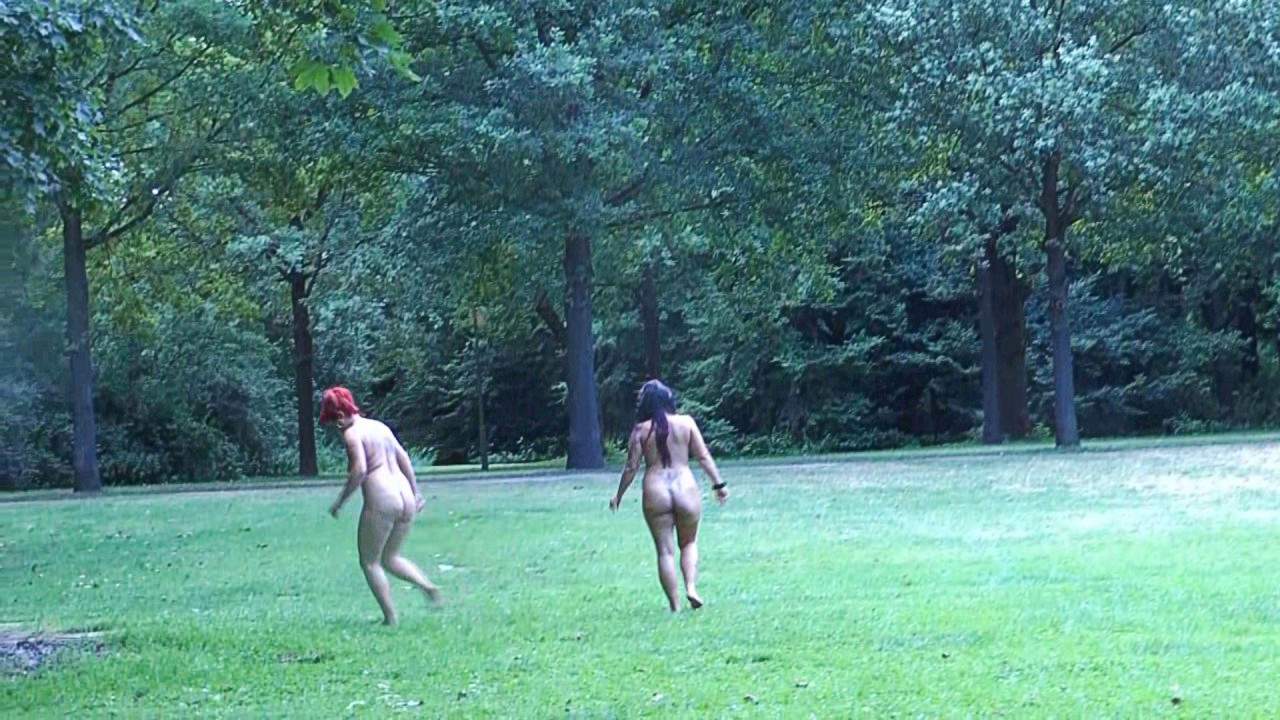 Dirty-Danni - Öffentlich in Berlin - Mitte vom Baum gepisst