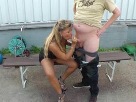 Vorschaubild vom Privatporno mit dem Titel "Mittagspause in der Firma! Blowjob für den Kollegen!" von diegeileanita