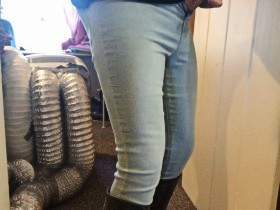 Neue Jeans mit Reitstiefeln
