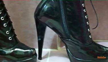 Schwarz nassen Latex und High Heels