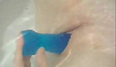 Dildo unter Wasser