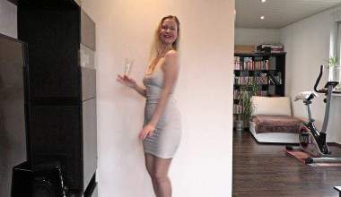 Partygirl geht der Sekt aus