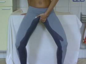 Vorschaubild vom Privatporno mit dem Titel "Leggings schön vollgepisst" von EvilBitch