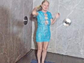 Und die nächsten Männer die mir in einem Swingerclub ins Maul pissen!