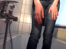 erste Ladung Pisse für Jeans