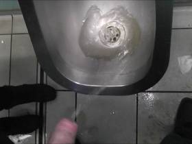 Vorschaubild vom Privatporno mit dem Titel "Die Scwanzhalterin..Halten, Abschütteln, sauber-Lutschen" von sexyvenushuegel