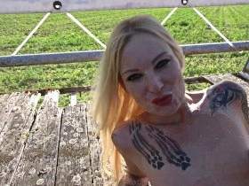 HEFTIGSTER OUTDOOR-GANGBANG mit skinny Blondine - BAUERN DÜRFEN GRATIS FICKEN!