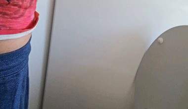 Ins Klo geknackt und dann schön laut abgezogen.. Yachklo