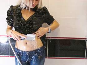 Christina duscht in Jeans und Satin Bluse