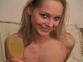 Vorschaubild vom Privatporno mit dem Titel "1stes glas ns" von FeuchteSchnecke