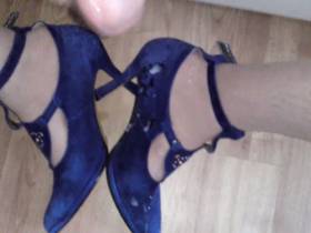 Die blauen Heels bespritzen