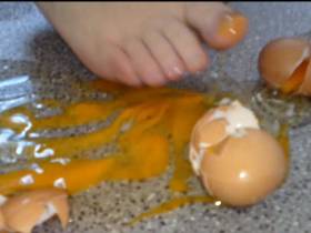 Crushing: Raw eggs (Fan video for your goddess Royboy2)