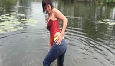 Mal mit Klamotten ins Wasser
