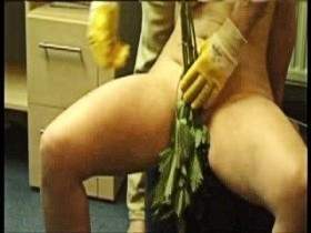 Vorschaubild vom Privatporno mit dem Titel "Spaß mit Brennnesseln" von marina60