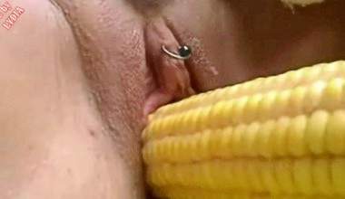 MAISKOLBENFICK IM BADEMANTEL